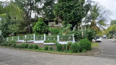 Rumah Klasik Mewah dengan Halaman Super Luas!