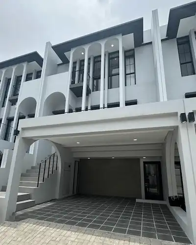 FOR RENT: ELEGANT 3-STORY HOUSE @ GREENWICH PARK BSD